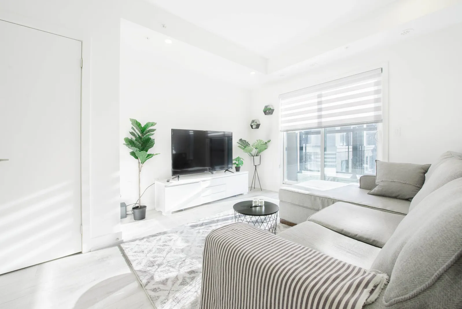 Apartamento 2 dormitórios à venda em Parelheiros, São Paulo — Sala de estar