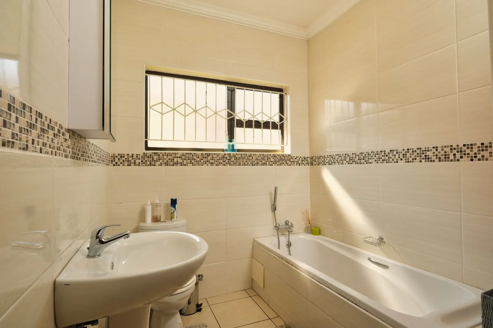 Casa 2 dormitórios para locação em Jardim Rubi, São Paulo — Banheiro