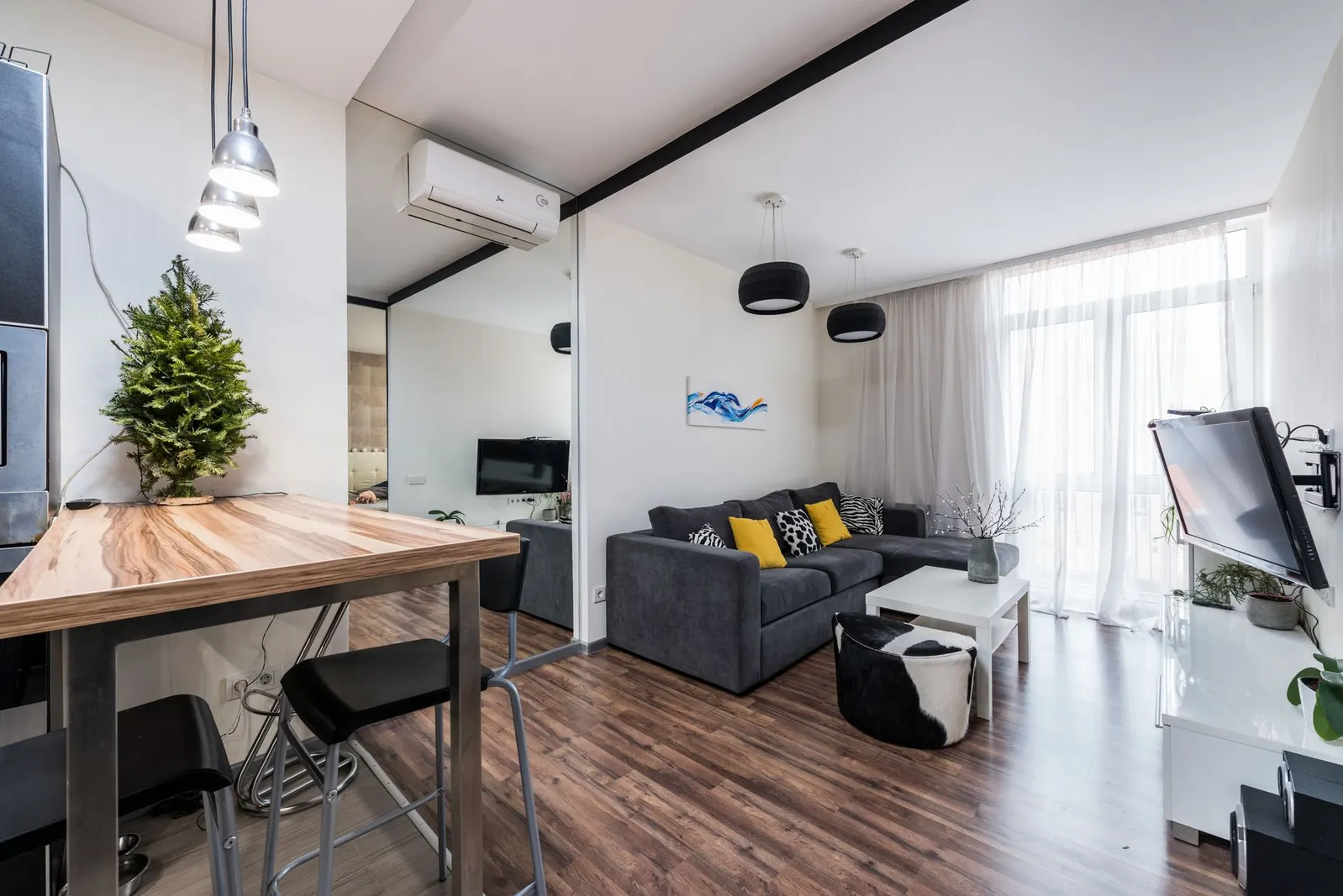 Studio para locação em Jardim das Laranjeiras, São Paulo — Sala de estar
