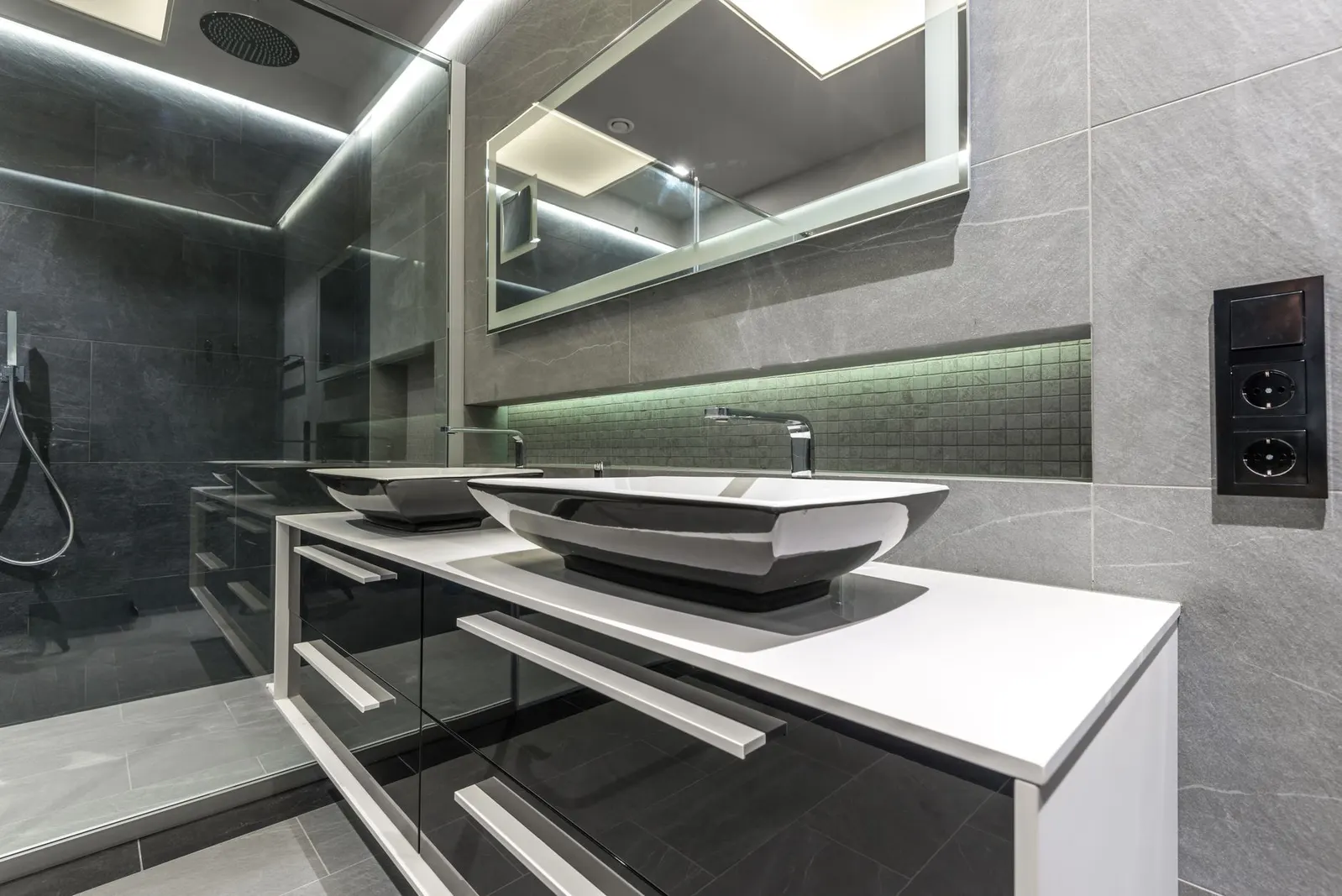 Apartamento 2 dormitórios para locação em Nova São Roque, São Paulo — Banheiro