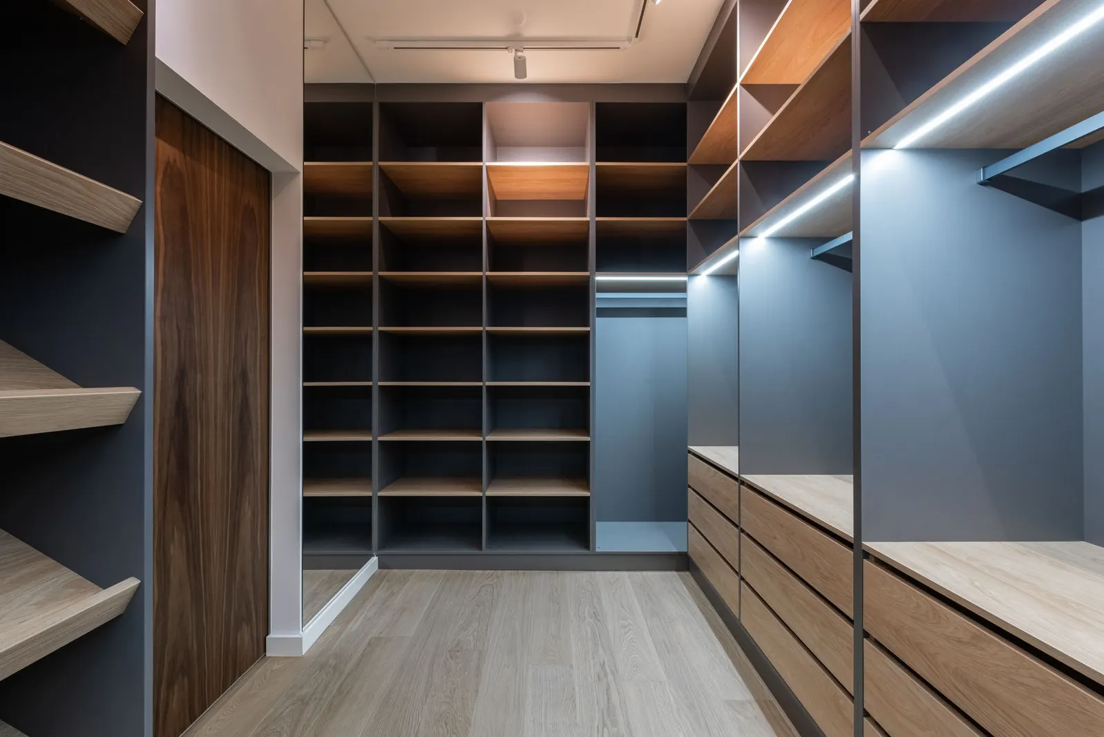 Apartamento 3 dormitórios à venda em Guavirituba, São Paulo — Closet
