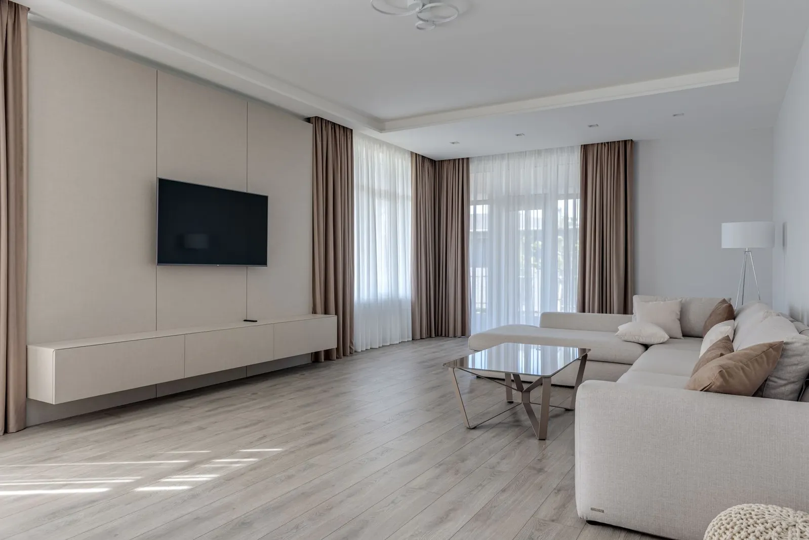 Apartamento 2 dormitórios à venda e para locação em Vila Palmeira, São Paulo — Sala de estar