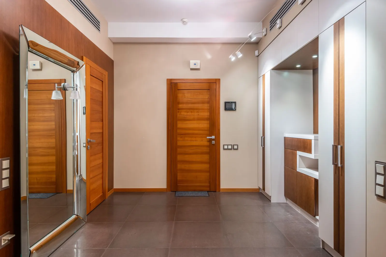 Apartamento 5 dormitórios para locação em Guavirituba, São Paulo — Hall de entrada
