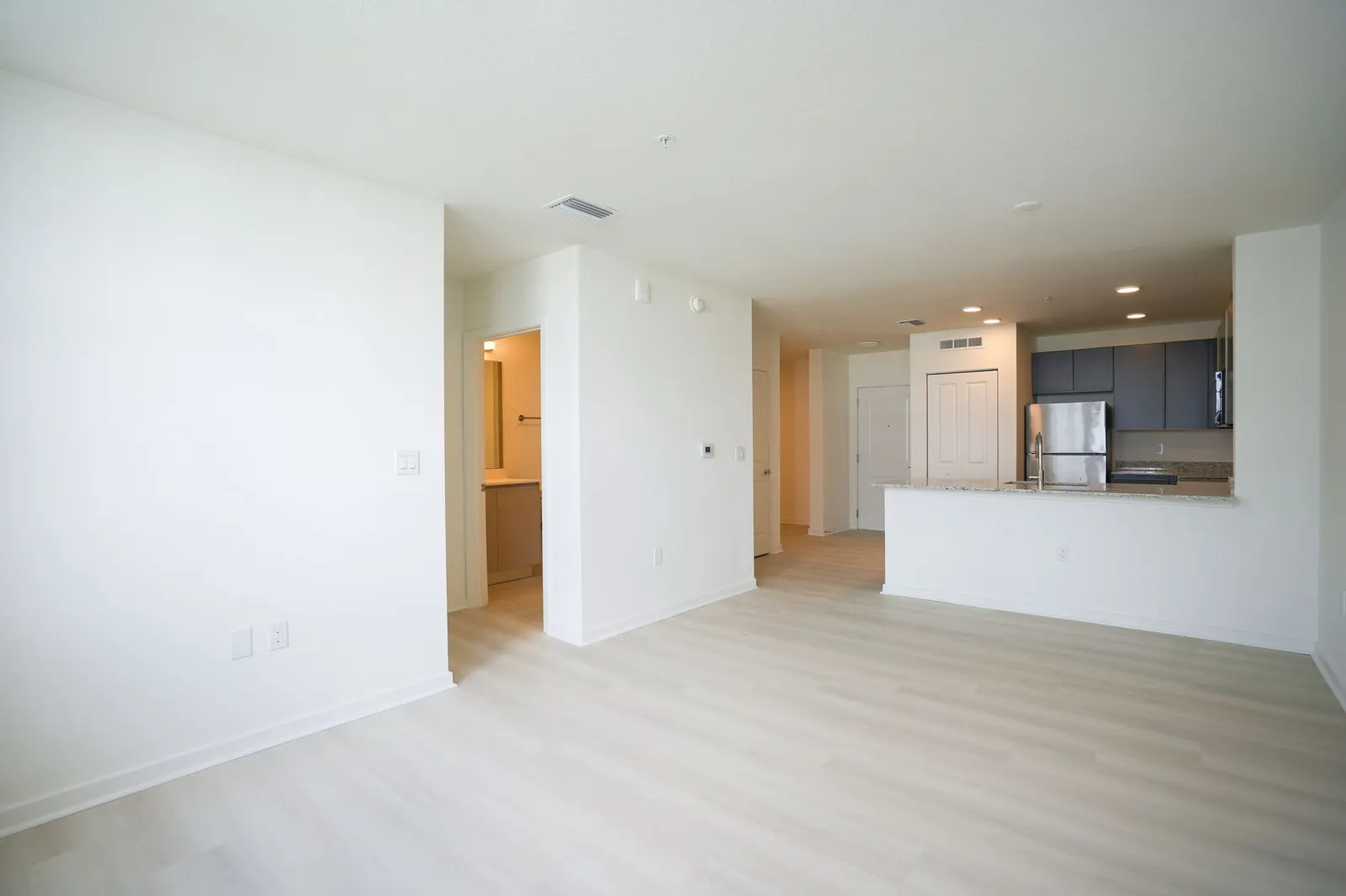 Apartamento 4 dormitórios à venda em Fernão Mendes Pinto, São Paulo — Sala de estar
