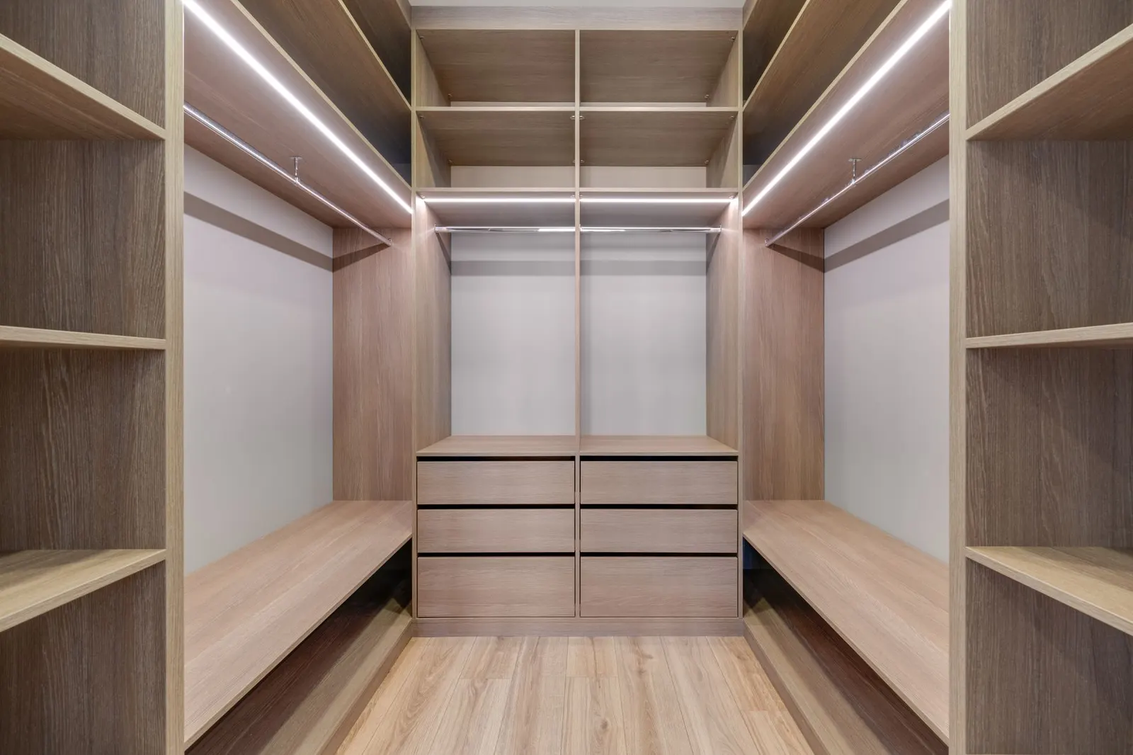 Apartamento 3 dormitórios à venda e para locação em Jardim Rodolfo Pirani III, São Paulo — Closet