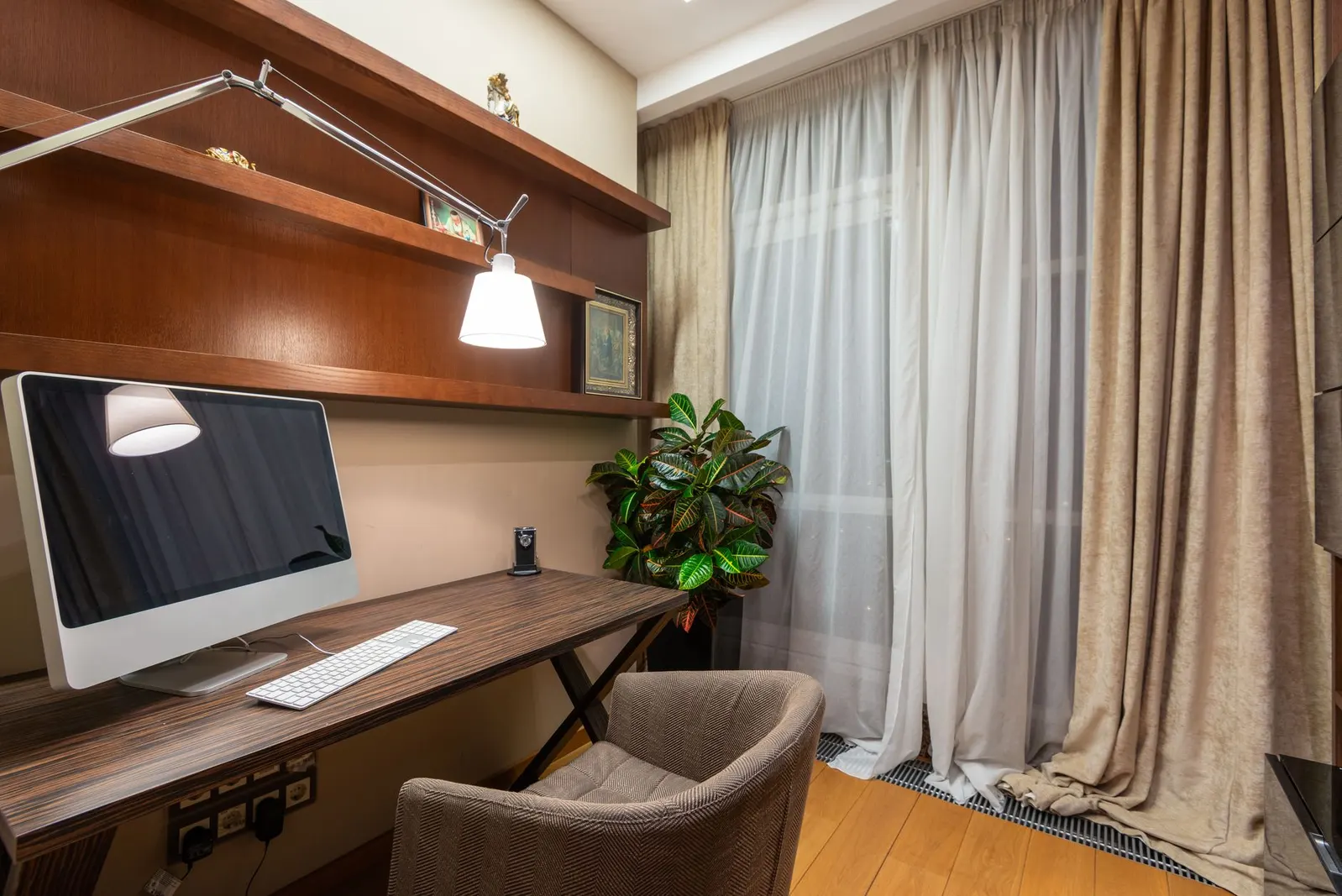 Apartamento 2 dormitórios à venda e para locação em Parque Taipas, São Paulo — Escritório