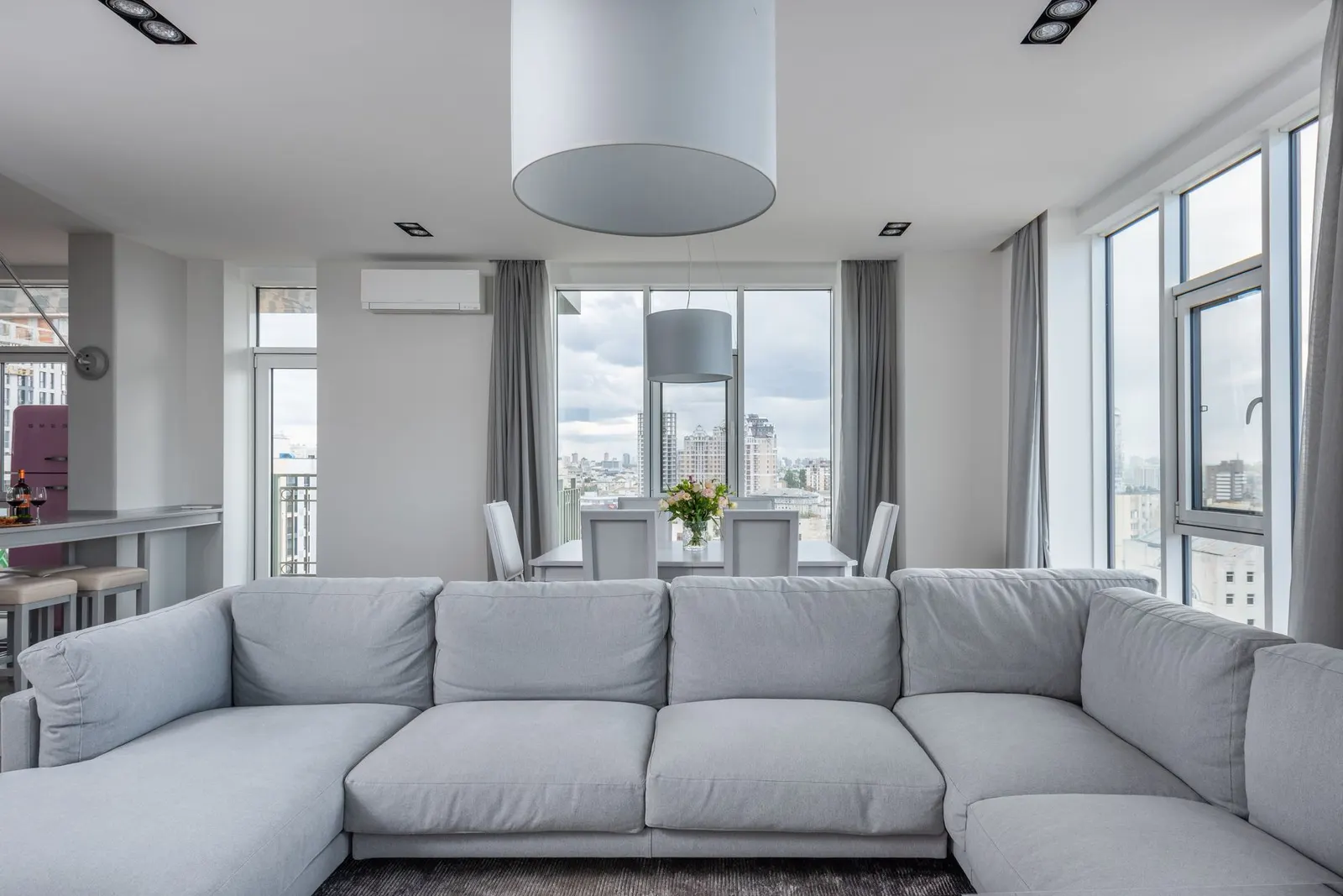 Apartamento 1 dormitório à venda em Jardim Campo Limpo, São Paulo — Sala de estar